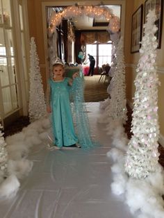 Frozen birthday decorations. White plastic on the floor, stuffing for snow and a few white Christmas trees and you have a grand entrance for your Frozen party. Party Decorations White, Frozen Birthday Decorations, Lila Party, White Party Decorations, Disney Frozen Party, White Trees, Disney Frozen Birthday, Frozen Themed Birthday Party