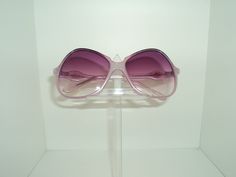 Superbes lunettes de soleil d'Emilio Pucci model 593 885 pleines de formes, d'allure extra-ordinaire, style italien datant des années 1980  Elles sont super rares et n'ont jamais été portées. taille 58-18 Ce sont des New Old Stock et n'ont jamais été portés. Nous les avons inspectés pour nous assurer qu'ils sont pleinement fonctionnels, qu'ils peuvent contenir vos verres correcteurs et qu'ils conviennent à un usage quotidien. Modern Purple Shield Sunglasses With Gradient Lenses, Modern Purple Shield Sunglasses With Uv Protection, Modern Purple Cat Eye Sunglasses With Gradient Lenses, Retro Purple Sunglasses With Tinted Lenses, Purple Polarized Glass Sunglasses, Modern Purple Sunglasses With Gradient Lenses, Chic Purple Sunglasses With Uva Protection, Purple Glass Sunglasses For Spring, Retro Purple Sunglasses With Mirrored Lenses