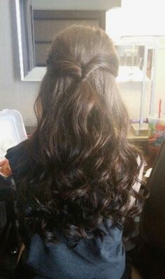 Curl Hairstyles Half Up Half Down, Half Up Half Down Curled Hair, Hairstyle Half Up Half Down, Hair Updos Easy, Updos Easy, Hairstyles For All Hair Types, Aesthetic Hairstyles, Hairstyles 2024, Easy Hair Updos