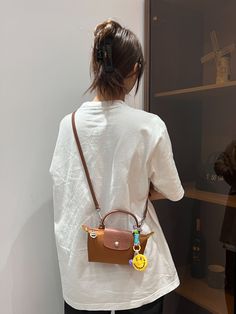 Bag Crossbody Casual, Crossbody Bag For School, Longchamp Crossbody Bag Outfit, Long Champ Le Pliage Mini, Long Champ Backpack Outfit, Long Champ Mini Bag Outfit, Mini Sling Bag Outfit, Longchamp Pouch Outfit, Long Champ Bag Mini