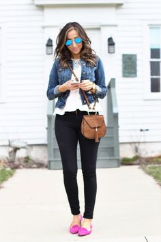 Outfit Fucsia, Outfits With Pink, Fuchsia Shoes, Denim Jacket Outfits, Spring Work, Denim Jacket Outfit