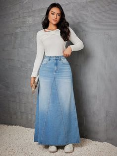 "Casual and Chic: Denim Skirt Looks You'll Love" Fashion Over 50 Fifty Not Frumpy, Long Jean Skirt, Blue Jean Skirt, Jeans Claro, Rock Outfit