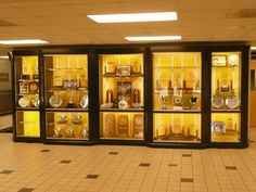 a display case filled with lots of different types of clocks