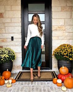 Green Pleated Skirt, Xmas Outfit, Pleated Skirt Outfit, Chique Outfit, Cute Christmas Outfits, Outfits Dressy, Midi Skirt Outfit, Christmas Party Outfit