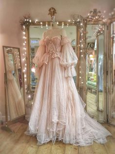 Gaun Abad Pertengahan, Gaun Fashion, Fantasy Gowns, Fairytale Dress, Princess Wedding Dresses, Ball Gowns Prom, Vestidos Vintage, Fantasy Dress, Princess Wedding