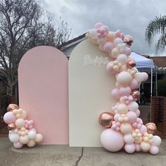 balloons are arranged in the shape of an arch