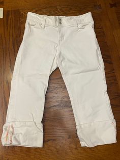 These are a pair of GAP ladies low rise stretch cropped/capri jeans, size 10.  The color is white.   The inseam is approx 20".  The waist is approx 18" from side to side.  The cuff is approx 4".  They are 99% cotton, 1% spandex. I think I got these in the 90's.  I rarely wore them cause of them being white, but there are cute! White Mid-rise Capris For Summer, White Stretch Cropped Jeans Casual, White Stretch Cropped Jeans Casual Style, Casual White Stretch Cropped Jeans, White Stretch Cropped Leg Pants, White Straight Leg Casual Capris, Casual White Mid-rise Capris, White Stretch Cotton Capris, White Stretch Capris For Spring