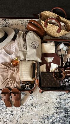 Luxury Luggage Aesthetic, Packing With Me, Travelling With Family, Suitcase Luxury, Minimalist Packing, Travel Bag Essentials, Inside My Bag, Travel Must Haves, Travel Essentials For Women