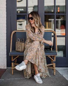 Fall Maxi Dress, What Shoes To Wear, Dress And Sneakers Outfit, Mode Rose, Chique Outfit, Fall Maxi, White Tennis Shoes, Maxi Dress Outfit, Maxi Dresses Fall