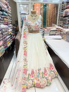 White Lehenga Design, Wedding Skirt And Top Indian, Lehenga Designs White, Aesthetic Lehenga Designs, Trending Half Saree Designs, White Lehenga Look, Engagement Outfit Indian, White Lehenga Designs, Lenga Design