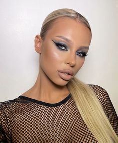 Blondes Makeup, Elegance Hair, Glowing Makeup, Classy Aesthetic, Eye Makeup Art, Prom Makeup, Blonde Beauty, Elegant Hairstyles, Artistry Makeup