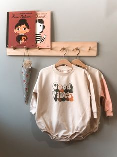 %100 cotton An oversized pullover romper with elastic legs and a three popper fastening Cute & Stylish Oversize Overall 'Good Vibes' motto printed Beautiful Beige fabric and Long Sleeve Available 3 size Relax & Cool gift    Washed at a maximum of 30 degrees The water is colored with some dyes Doll Sleeping Bag, Kids Jumpsuit, Baby Crib Sheets, Rainbow Bag, Pixie Hat, Jumpsuit For Kids, Overall Jumpsuit, Boy Stuff, Newborn Romper