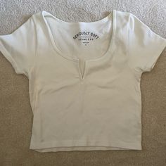 Never Worn, Bought It Brand New But Didn’t Fit Right On Me. Super Super Soft, Rigged Texture On The Shirt Casual White Seamless T-shirt, Seamless Crop Top, Aeropostale, Crop Tops Women, Crop Top, Womens Tops, Women Accessories, Crop Tops, Brand New