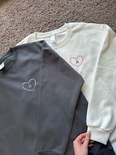 Our Custom Initial Sweatshirt with Embroidered sleeves is a unique and high quality product!  💝Great gift for: -Valentine's Day Gift  -Engagement Gift  -Wedding Gift -Anniversary Gift  -New Couples  -Newly Weddings  -Mother's Day Gift  -Personalized Gift  -Gift for friend/boyfriend/husband  -Gift for girlfriend/ wife  -Bachelor Gift  -Matching gift  -New Mom gift -Your Special Occasion 🪡These sweatshirts are EMBROIDERED. 📏Sizes are unisex. We have the size chart in cm and inches at the end of Cute Hoodie With Custom Embroidery And Crew Neck, Cute Custom Embroidered Crew Neck Hoodie, Embroidered Logo Sweatshirt As A Gift, Embroidered Logo Long Sleeve Sweatshirt, Long Sleeve Sweatshirt With Embroidered Logo Gift, Long Sleeve Relaxed Fit Hoodie As Gift, Relaxed Fit Long Sleeve Hoodie As Gift, Cute Embroidered Long Sleeve Hoodie, Trendy Custom Embroidered Winter Sweatshirt