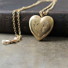 Gold Heart Locket Necklace, Locket Gold, Push Present, Gold Heart Locket, Gold Locket Necklace, Wedding Jewelry For Bride, Heart Locket Necklace, Vintage Lockets, Gold Locket