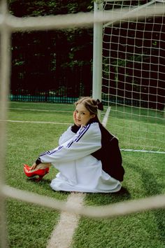 Soccer Jersey Photoshoot Ideas, Soccer Field Photoshoot, Sports Poses Photography, Football Field Photoshoot, Stadium Photo Ideas, Stadium Photoshoot, Stadium Photography, Soccer Photography Poses, Track Photoshoot