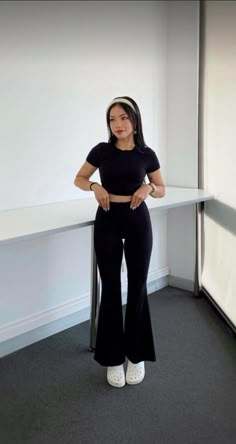 What to wear with flare leggings for school? Buy black flare leggings here ⬇️ Outfit Inspo Black Leggings, Black Flare Leggings Outfit, Black Flare Jeans Outfit, Black Flared Leggings Outfit, Black Flare Pants Outfit, Flair Leggings Outfit, Flare Pants Outfits, Flares Outfit, Flare Leggings Outfit