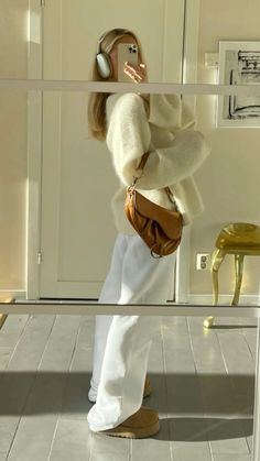 Airport Outfit Aesthetic Winter, Warm Winter Aesthetic Outfit, Posh Girl Outfit, Winter 2024 Trends, Oversized White Sweater Outfit, Tazz Outfit, Outfits Uggs, Lazy Pants, Scandinavian Outfit