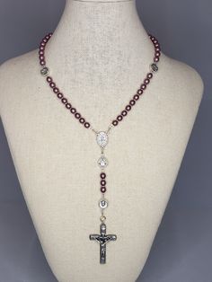 Satin finish faux pearls with 2-sided accent beads and centerpiece.  On one side of the accent beads is an image of the Pope.  About 14 inches long.  No clasp. Elegant Pearl Beaded Rosary, Cat Eye Necklace, Nugget Bracelet, The Pope, Blue Cats, Eye Necklace, Leather Necklace, Rosary, Satin Finish