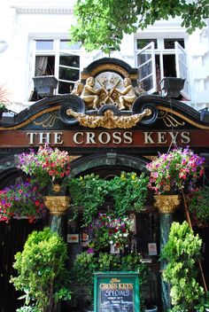 the cross keys pub is decorated with flowers