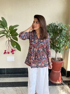 Kalamkari Short Tops For Jeans, Sort Kurti Pent, Tyunikkurti Design, Short Kurta Sets For Women, Printed Short Kurtis For Jeans, Frock Tops With Jeans, Short Cotton Tops For Jeans, Short Kurta Designs Women With Jeans, Trending Kurtas For Women