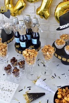 New Year's Eve party table ideas that are festive and easy! New Years Eve House Party, Party Table Ideas, Nye Food, New Years Dinner Party, New Years Eve Party Ideas Food, New Years Eve Party Ideas Decorations, Kids New Years Eve