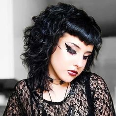 35 Ways to Style Scene Hair in 2021 – HairstyleCamp V Bangs Curly Hair, Alt Hairstyles Short, Emo Curly Hair, Alt Curly Hair, Curly Emo Hair, Curly Hair With Straight Bangs, Scene Hair Tutorial, Scene Hairstyles, Curly Scene Hair