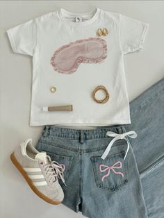 bob and co shirt edikted jeans adidas outfit inspo Pink Shirt Outfit, Outfit Layout, Adidas Outfit, Young Fashion, Outfit Aesthetic