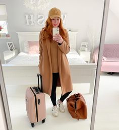 What to wear on a plane: the best travel clothes for your flight Classy Travel Outfit, Outfits For Cold Weather, Chic Airport Outfit, Best Travel Clothes, Airport Outfits, Travel Clothes, Long Haul Flight, Sweater Layering, Short Legs