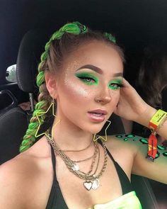 Rave Glitter Ideas, Festival Hair Jewelry, Green Rave Makeup Ideas, Neon Green And Black Rave Outfit, Women Alien Makeup, Neon Festival Outfit Ideas, Alien Makeup Looks Pretty, Rave Hair Medium Length, Rave Make Up Ideas