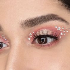 Outfit Euphoria Party, Makeup Strass Eye, Strass Makeup Eyes, Make Up Rhinestones, Carnaval Makeup Ideas, Euphoria Party Looks, Euphoria Party Makeup, Euforia Makeup, Makeup Looks With Rhinestones