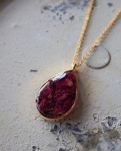 Dried Rose Petals Pendant on a 16k gold filled chain necklace. -Material dried rose resin teardrop shaped metal frame 16k gold filled chain, 18 inches -Size pendant: 40mm×20mm chain: 18 inches -Each necklace is handmade so they're all unique.   Therefore each dried flowers/ herbs pendants could be slightly different from pictures. Rose Petal Resin Pendant, Dry Flower Necklace, Resin Necklace Pendant Flower, Resin Rose Necklace, Resin Art Rose Flower, Dried Flower Pendant, Resin Rose Petals, Rose Petal Necklace, Rose Petal Jewelry