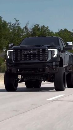 Black Gmc Truck Lifted, Tall Trucks, Trucks Aesthetic, Black Pickup Truck, Black Trucks, Gmc Car, Shorts Photography, Car Dump