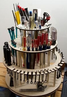 there are many different tools in the holder on this table and it's all organized