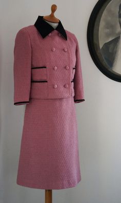 A true piece of couture art - perfectly tailored, timeless piece that will last forever in your wardrobe, as it is handmade of top quality tweed and silk and definitely never goes out of fashion. It features 100% silk boxy collar, handmade buttons, hand sewn pockets, handmade and hand sewn black hemming ribbon, 3/4 sleeves hand-padded shoulders, and 60's style A-line skirt in the length of your choice. Made of 100% wool tweed and fully lined with viscose lining. This gorgeous piece can be nicely Pink Tweed Set, Linen Skirt Suit, 60s Outfits, 70s Mode, Tweed Set, 60's Style, Handmade Buttons, 60s And 70s Fashion, Sixties Fashion