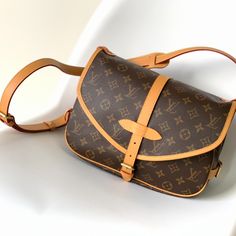 The Saumur medium handbag made of Monogram canvas shows natural elegance. The casual crossbody is more fashionable and appealing, and the exquisite cowhide trim outlines a very feminine shape. 

Size: 28x11x20cm Louis Vuitton Yayoi Kusama, Louis Vuitton Capucines, Large Cosmetic Bag, Lv Purse, Lv Shoes, Medium Handbags, Lv Handbags, Louis Vuitton Pochette, Louis Vuitton Twist