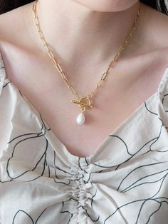 "Details: - 18K Gold Filled Paperclip chain - Chain link size: Approx. 10mm x 4mm - Freshwater Pearl size: Approx. 13mm x 7mm - Toggle Bar: 25mm - Toggle Outer Ring: 15mm and Inner Ring: 11mm - Toggle material: 18K Gold Filled over copper as a base. - Model wears 16\"L necklace *NOTE: For your information, necklace length is the total length of the finished product. It is not just the chain. For example, if you would like to have 17\" necklace, we make 17\" total length including the toggle clas Green Ring Vintage, L Necklace, Chain Layering, Choker Necklace Gold, Edwardian Ring, Paperclip Necklace, Moissanite Engagement Ring Halo, Cushion Cut Moissanite, Base Model