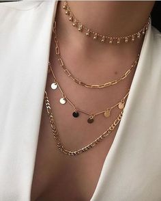 Gargantilla: ¡Aprende 10 maneras de usar! - Blog de Sofie... #Aprende #Blog #gargantilla #maneras #sofie #usar Street Style Necklace, Classy Necklace, Silver Necklaces Women, Trending Necklaces, Indian Necklace, Gold Charm Necklace, Gold Necklace Women, Trendy Necklaces, Gorgeous Necklaces