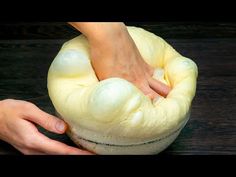 Ein Geheimnis und der Teig wird wie eine Wolke sein! Fügen Sie einfach Essig (9 %) hinzu. - YouTube Dinner Rolls Recipe Homemade, Dinner Rolls Recipe, Beer Bread, Warm Milk, Bread Recipes Homemade, Dough Recipe, Dinner Rolls, Rolls Recipe, How To Make Bread