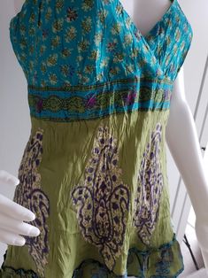 * Vintage women tank top by Warehouse * Blue / Green color * 100% Silk Size - UK 12 / US 8 / EUR 40 Length - 28 inch / 71 cm Bust - 36 inch / 92 cm Waist - 30 inch / 76 cm Hips - 38 inch / 96 cm You can also check other items from my shop: https://www.etsy.com/shop/FadoVintageShop Thank you for visiting my shop! Vintage Multicolor Top With Unique Print, Vintage Blue Sleeveless Top, Multicolor Vintage Top With Vintage Print, Vintage Green Silk Top, Vintage Multicolor Silk Tops, Dior Shirt, Dior Top, Orange Shirt, Levi Jeans 501