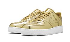 Nike W Air Force 1 SP "Metallic Gold" - CQ6566 700 - 2020 Metallic Gold Shoes, Nike Trainer, Ugg Ultra Mini, Nike X Travis Scott, Nike Air Force One, Converse Run Star, Nike Gold, Liquid Metal, Adidas Spezial