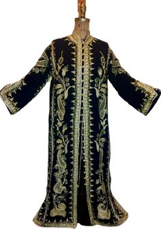 Long Embroidered Formal Kaftan, Formal Long Embroidered Kaftan, Ceremonial Long Embroidered Abaya, Royal Long Sleeve Ceremonial Traditional Wear, Royal Long Sleeve Traditional Wear For Ceremonial Occasion, Royal Traditional Wear With Zari Work And Long Sleeves, Royal Embroidered Wedding Kaftan, Royal Embroidered Kaftan For Wedding, Formal Embroidered Fitted Abaya