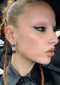 Edgy Editorial Makeup, Sweat Tour Makeup, Brat Girl Summer Makeup, Sleek Makeup Look, Berlin Makeup, Fashion Week Makeup, Rave Makeup, Alternative Makeup