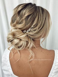 the back of a woman's head wearing a hair comb with flowers in it