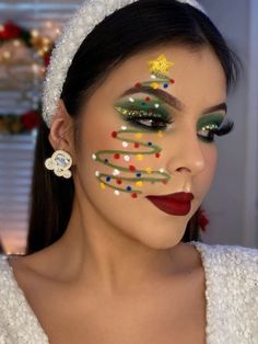 Christmas Makeup Looks Simple, Christmas Eyeliner, Creative Christmas Makeup, Simple Christmas Makeup, Eyeliner Creative, Makeup Looks Christmas, Grinch Makeup, Holiday Makeup Christmas, Reindeer Makeup