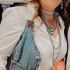 The Denim Darlin' Vest The Wild J Boutique Size is M Worn Once by Kittie K Western Denim Vest Outfit, Denim Vest Outfit Winter, Vest Outfit Winter, Western Leather Handbags, Denim Vest Outfit, Western Fits, Lainey Wilson, Western Vest, Vest Outfit