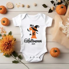 MY FIRST HALLOWEEN  Personalised option available this will display name and 2024 (i.e MEGAN 2024) SHORT SLEEVED BODYSUIT/ VEST 100% COTTON HTV VINYL  SIZES: TINY BABY NEWBORN UP TO 1 MONTH 3-6 MONTHS 6-9 MONTHS 9-12 MONTHS 12-18 MONTHS 2-3 YEARS ADVICE FOR WASHING Wash inside out and do NOT tumble dry Do NOT iron directly on the vinyl Water temperature NOT above 30 degrees celsius or 80 degrees fahrenheit White Bodysuit For Halloween Costume Party, White Onesie Halloween Costume, Halloween Vest, Baby Halloween Costume, My First Halloween, Fall Vest, Halloween Baby, Htv Vinyl, Baby Halloween Costumes