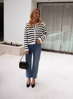 Stripped Cardigan Outfit Fall, Striped Crop Cardigan Outfit, Striped Cardigan Outfits, Blue And White Cardigan Outfit, Striped Lady Jacket Outfit, Stripes Cardigan Outfit, Black And White Striped Cardigan Outfit, Legal Outfits, Striped Cardigan Outfit