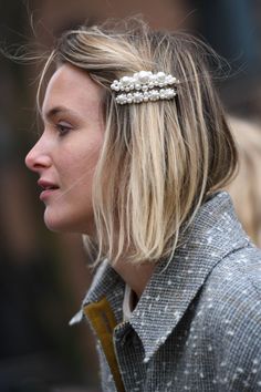 Hair Barrettes Hairstyles, Fashion Week Hair, Evening Hairstyles, Bobby Pin Hairstyles, Lob Haircut, Clip Hairstyles, Peinados Fáciles Para Cabello Corto, Fashion Week Street Style, Gorgeous Hair