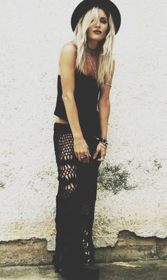 grunge boho style. Boho Grunge Fashion, Hippie Goth, Crochet Maxi Skirt, Knitted Lace, Boho Grunge, Crochet Maxi, Mode Boho, Clothing Casual, Cooler Look